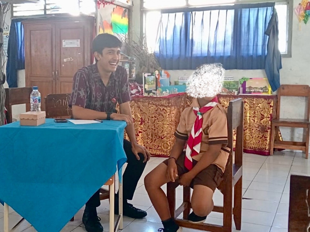 Pendampingan tim PUSPAGA pada siswa dan edukasi pada orang tua siswa dalam upaya mengembangkan pribadi yang lebih baik di SD Negeri 4 Kapal